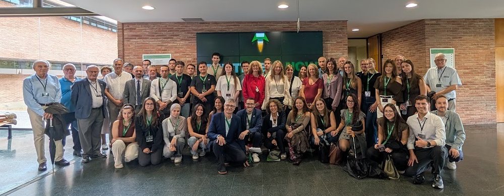 Participants, mentors i autoritats de l’UAB Undergraduate Launch Program a l’Ignition Day, davant del videowall de l’Escola d’Enginyeria